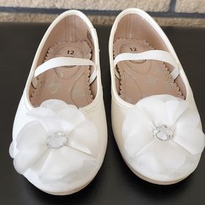 Girl's White Shoes with White Flower by Wonder Nation Size 12